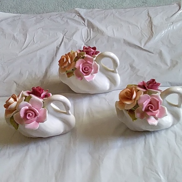 Royale Stratford Handcrafted Flower Swans - Picture 1 of 7